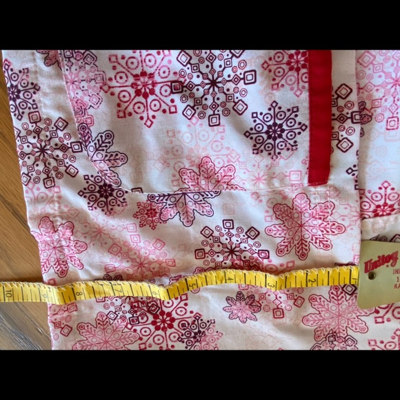 SEASONAL Red & White SNOWFLAKES Women’s UA ButterSoft Size LARGE Scrub Top ❄️ - Picture 12 of 15